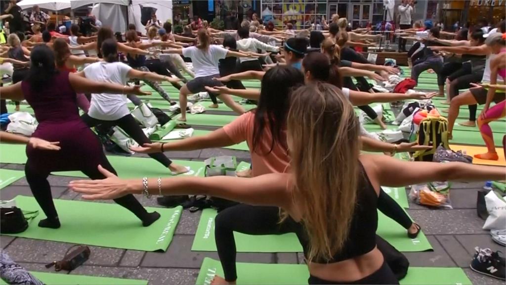 響應世界瑜伽日 紐約時報廣場萬人放鬆身心