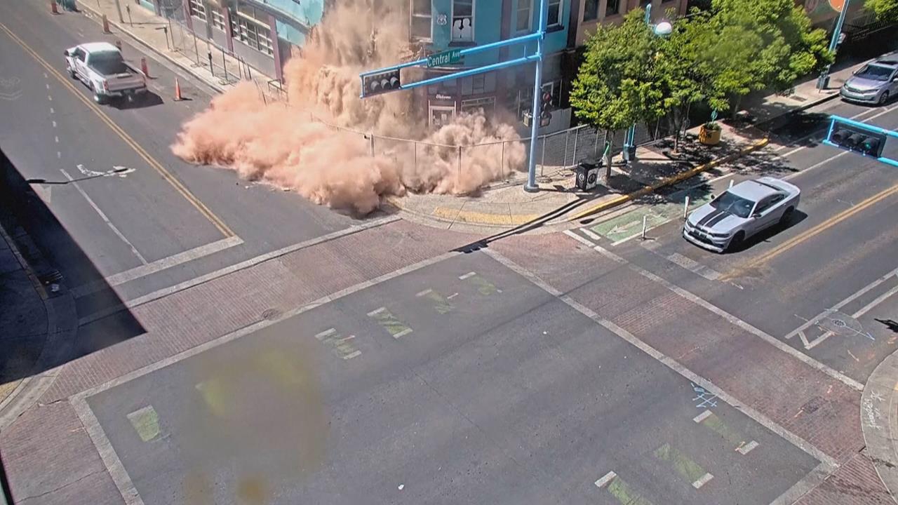 美國新墨西哥州餐廳突坍塌　車輛經過幸躲過一劫