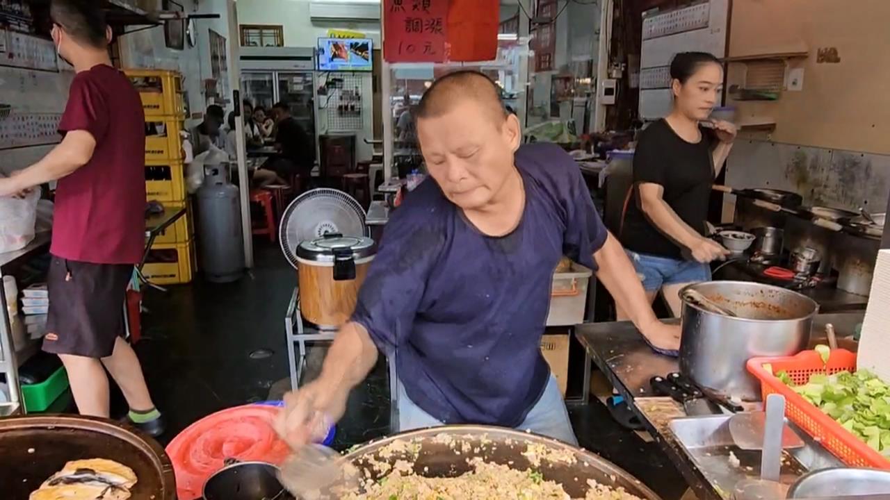 台南小吃店老闆超魔性！　「邊炒飯邊跳浮誇舞步」饕客慕名而來
