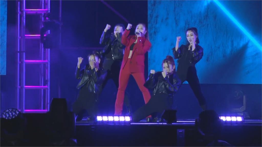 日韓人氣團體　國內實力派歌手尬場　台南跨年　歌迷：宛如日本紅白大賞