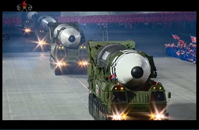 北朝鮮閱兵秀飛彈 超大尺寸國際關注