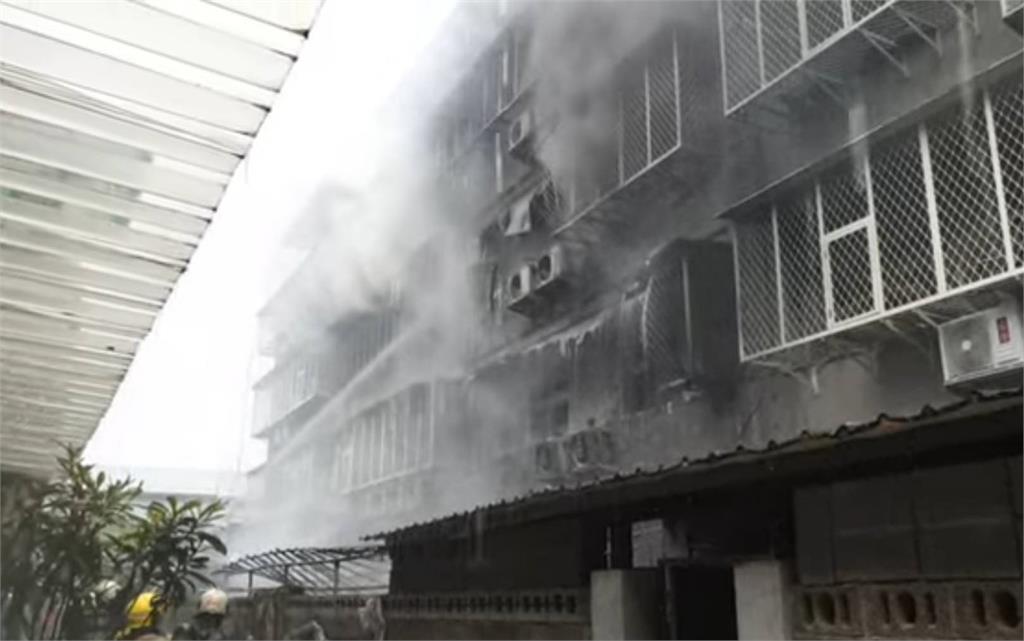 快新聞／北市松山區寶清街公寓冒火舌！ 警消15輛車55人馳援