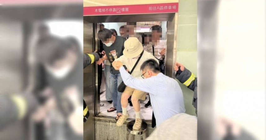 大遠百電梯驚魂19人困夾層　消防員椅子救援脫困