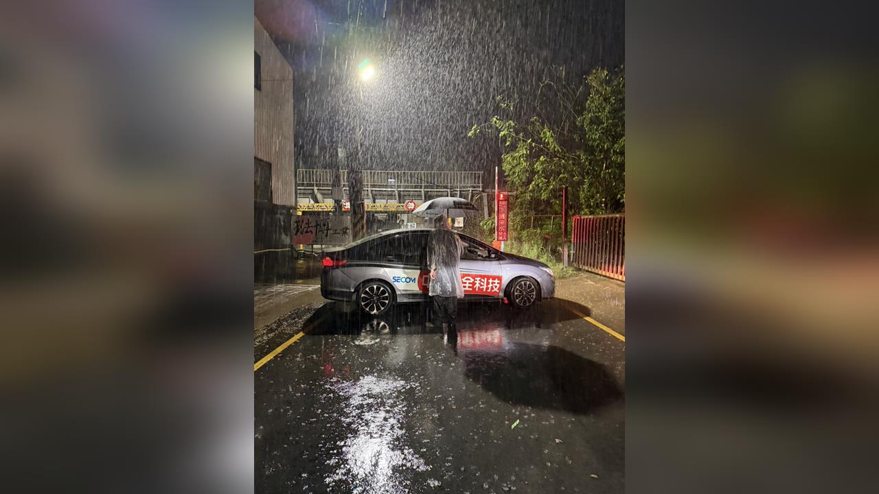 快新聞／新竹市太原路地下道淹水！閘門遙控器故障　保全車「打橫」示警