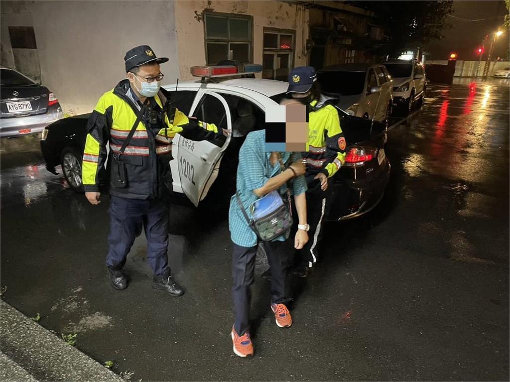 老翁雨中徘徊全身濕透　蘆竹警及時伸援