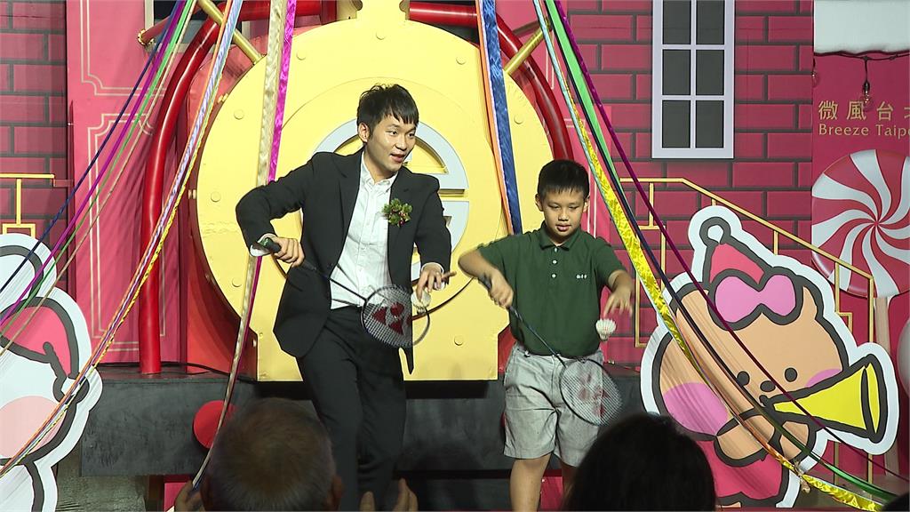 化身「耶誕哥哥姐姐」　李洋、林郁婷攜手點燈　助弱勢童圓夢
