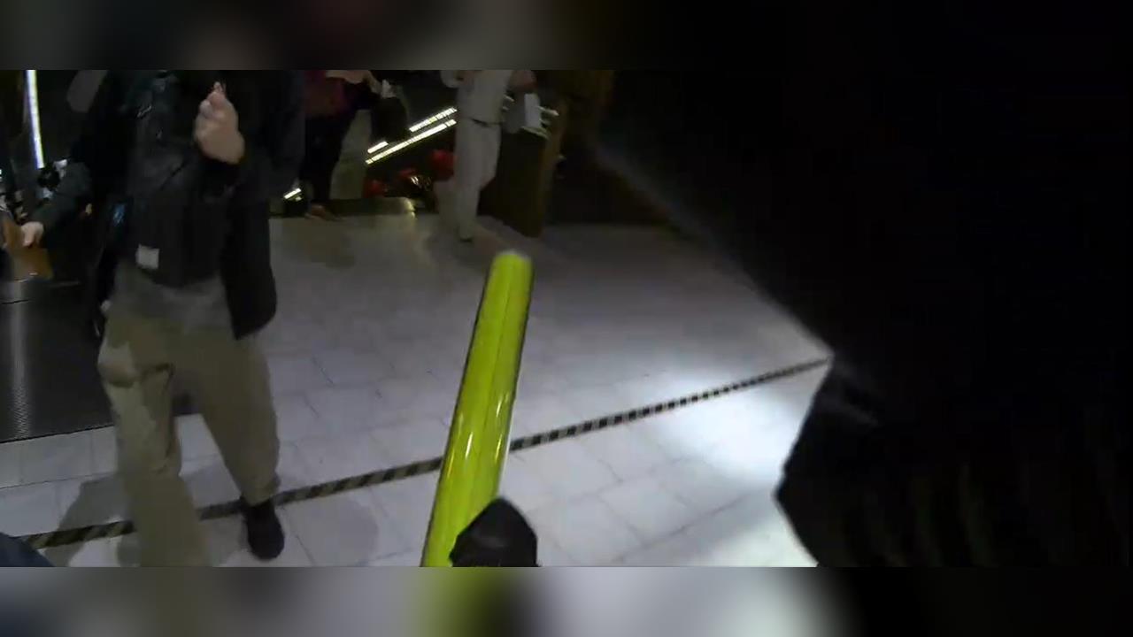 快新聞／員警緊急衝入誠品內追凶畫面曝光「手還拿著指揮交通棒」