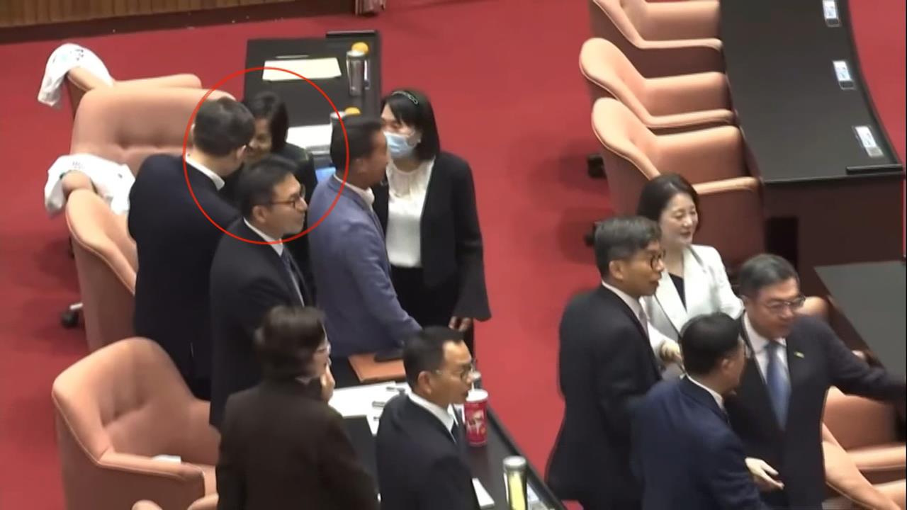 被卓榮泰稱呼「李女士」　李貞秀高舉手牌抗議呼籲遵守憲法