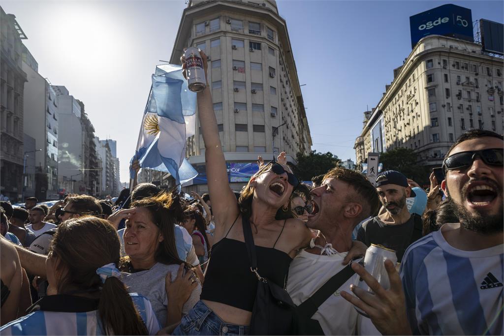 卡達世足／梅西登頂封王！阿根廷百萬人上街歡慶　首都癱瘓大批警力戒備