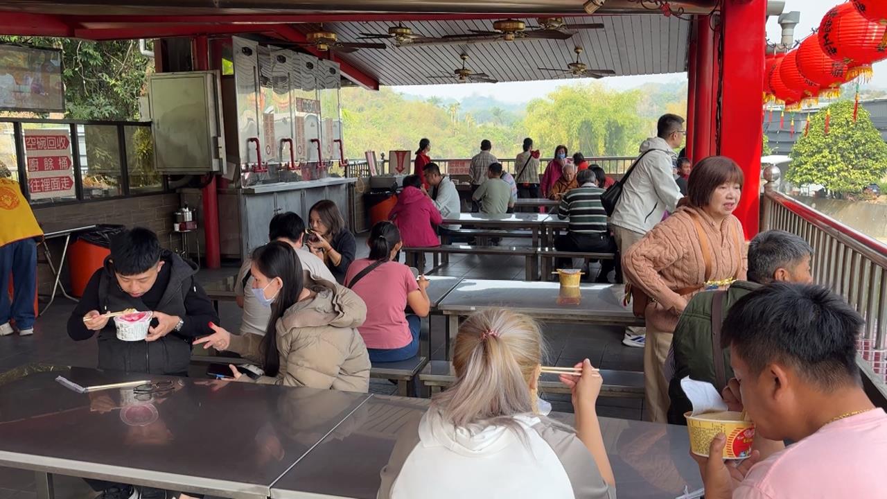 頭牙衝！「泡麵土地公」信眾開吃　廟方豪發５千份平安餐