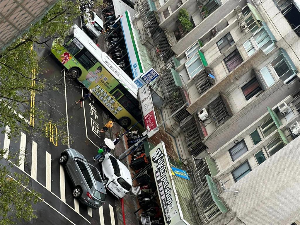 驚!北市信義區公車「屁股橫插」 撞進超商
