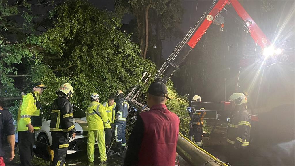 康芮強風豪雨!雙北路樹倒一片 內湖電桿砸死騎士