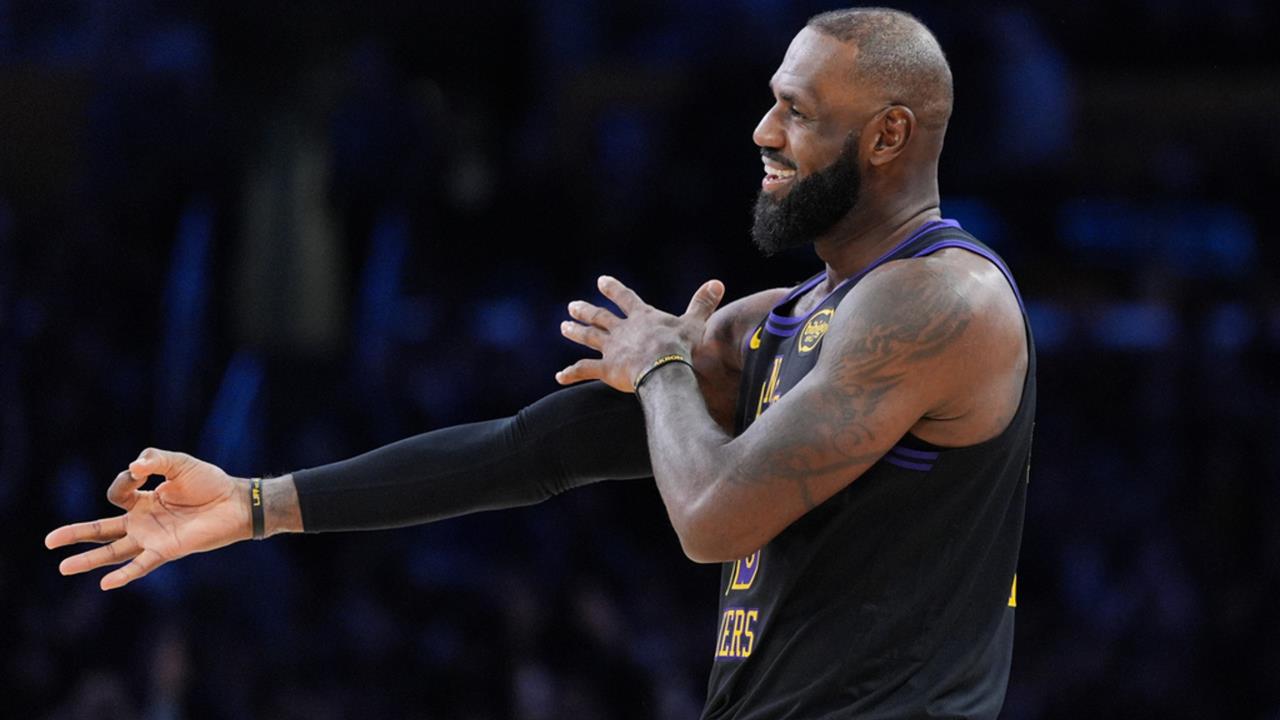 NBA(影)/三分進球榜超越大嘴米勒!詹皇生涯23季首秀再現「經典灑粉」眾人搶拍