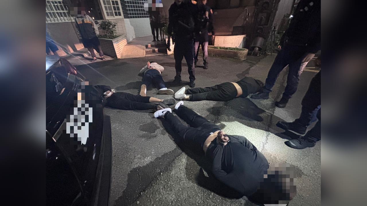 快新聞/又是毒駕!拒檢狂飆入死巷 林口警成功圍捕逮4人