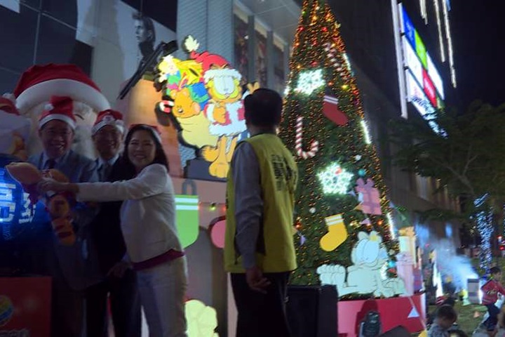 耶誕節倒數！ 賣場點亮7米高加菲貓耶誕樹