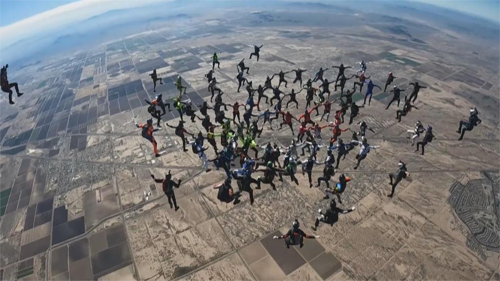 美國挑戰96人高空跳傘　「空中手拉手」排圖案創紀錄