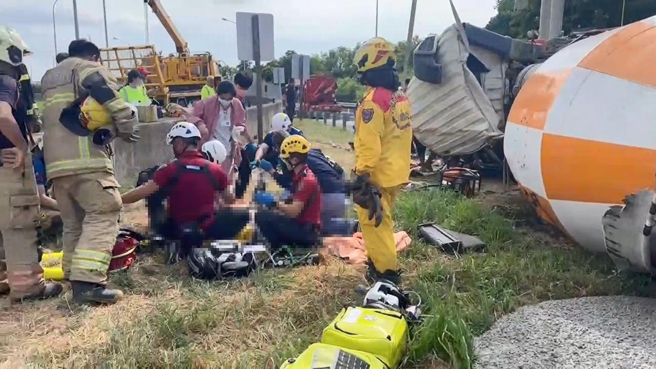 快新聞／國1水泥車翻覆！失控猛撞護欄畫面曝　駕駛受困2小時送醫