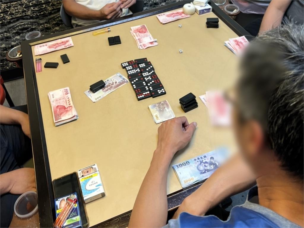 合法掩護非法！撞球館竟藏天九牌賭場 12人當場被逮