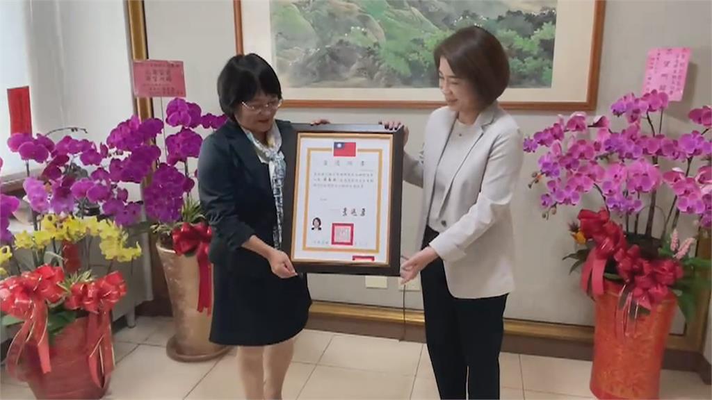 屏東第一女縣長 周春米喜接當選證書