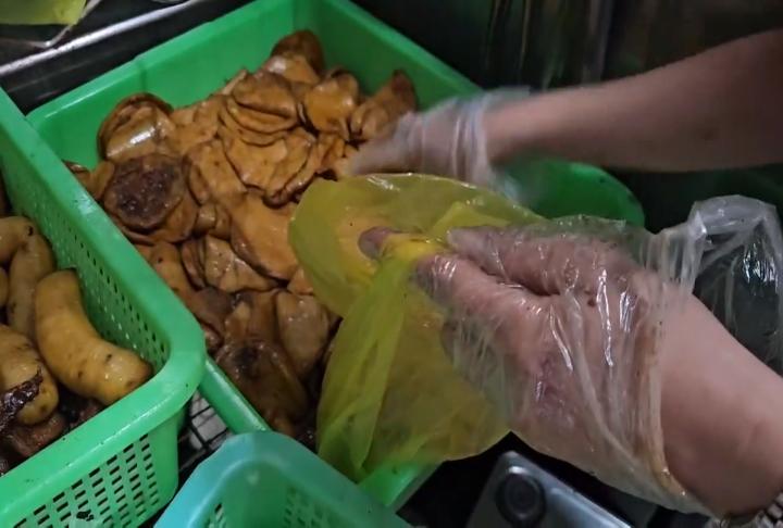 東門夜市東山鴨頭食材放高溫室外　衛生局稽查限期改善
