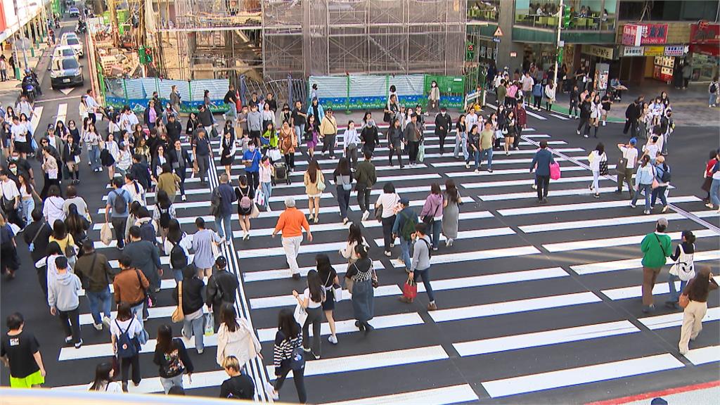 中山商圈20米斑馬線　首個假日動線混亂