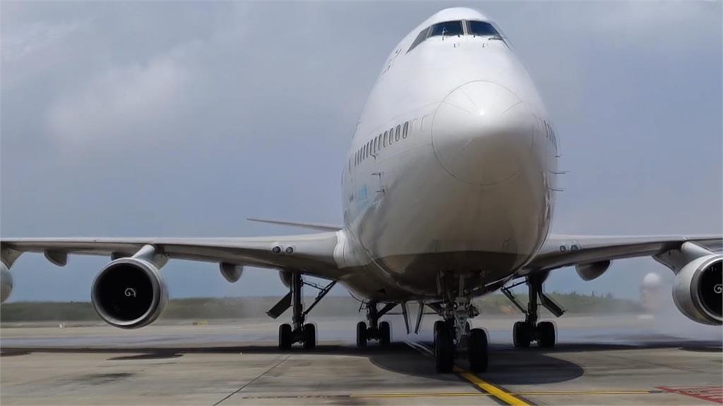 告別空中女王！　　<em>桃機</em>灑水禮慶韓亞航空747退役