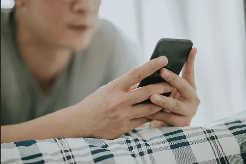 恐怖同事示愛被打槍瘋狂騷擾　亮保險套「暗示來一下」判賠10萬