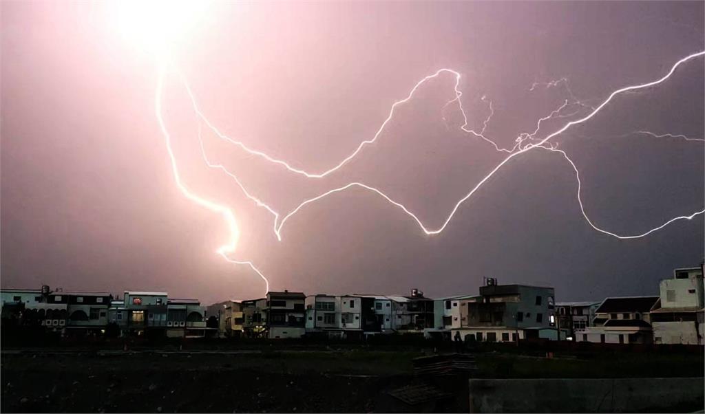 快新聞／雷神降臨　台東暗夜「驚天閃電」罕見影像曝