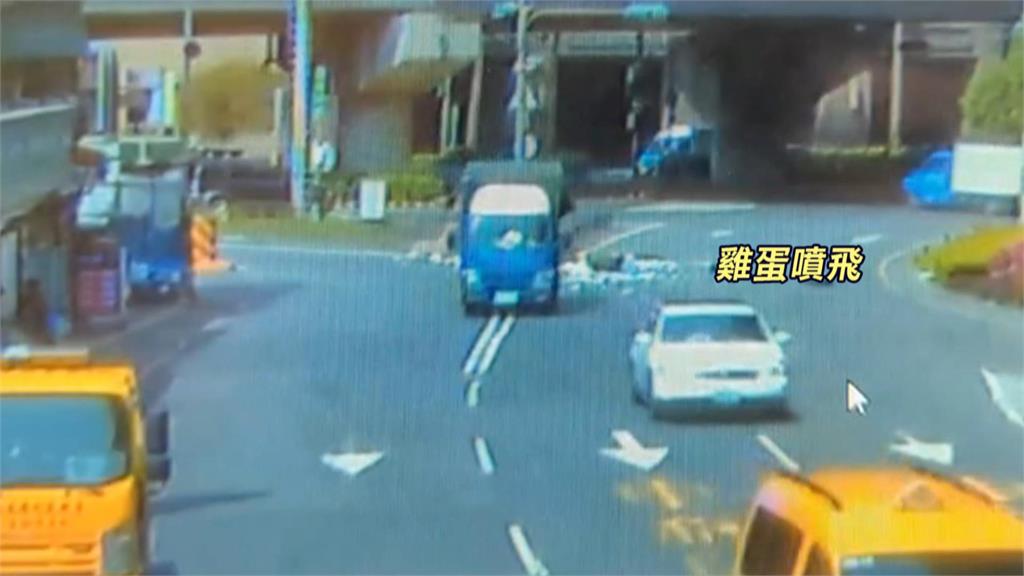 蛋蛋的哀傷　！小貨車　下交流道急轉彎　13箱上千顆雞蛋撒一地