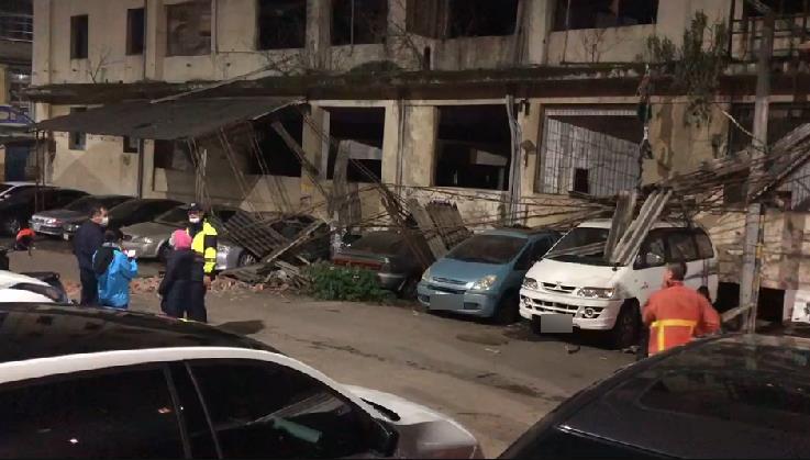 快新聞／規模6.7強震震垮新竹國賓戲院舊址鐵架、磚頭 底下一排汽車全毀！
