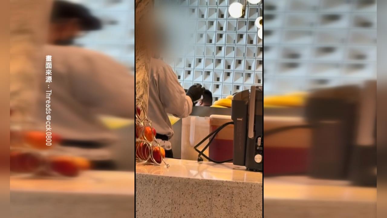 噁！五星飯店自助餐廳爆衛生疑慮　員工同手套「一戴到底」抓冰又擦桌