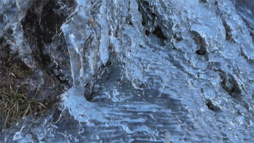 奇觀！合歡山水晶宮冰層融化　有如蝌蚪在游動