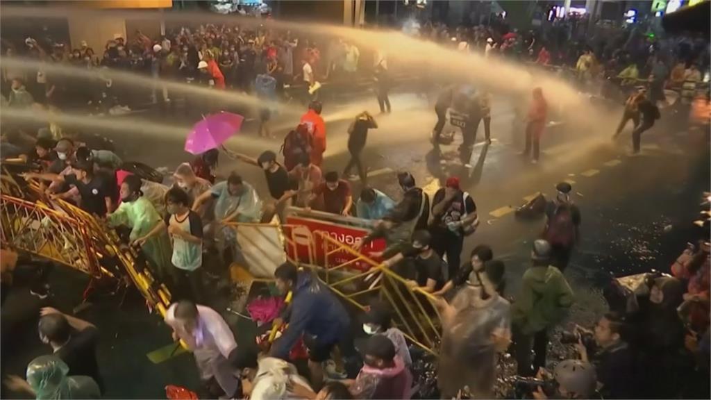 泰民續抗議　警方祭水炮清場