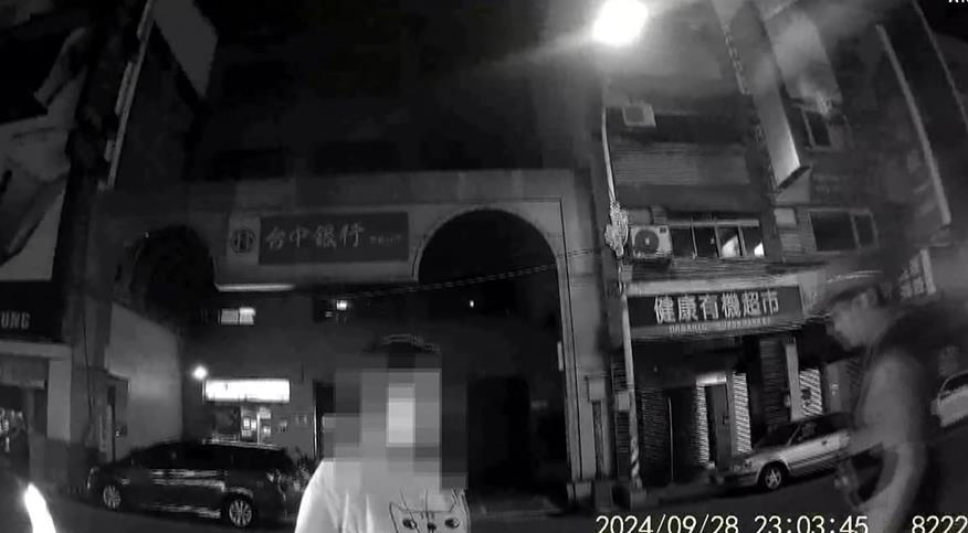 違規沒走行穿線被叭！婦人「理智線斷」怒擋車　挨罰...一千元飛了