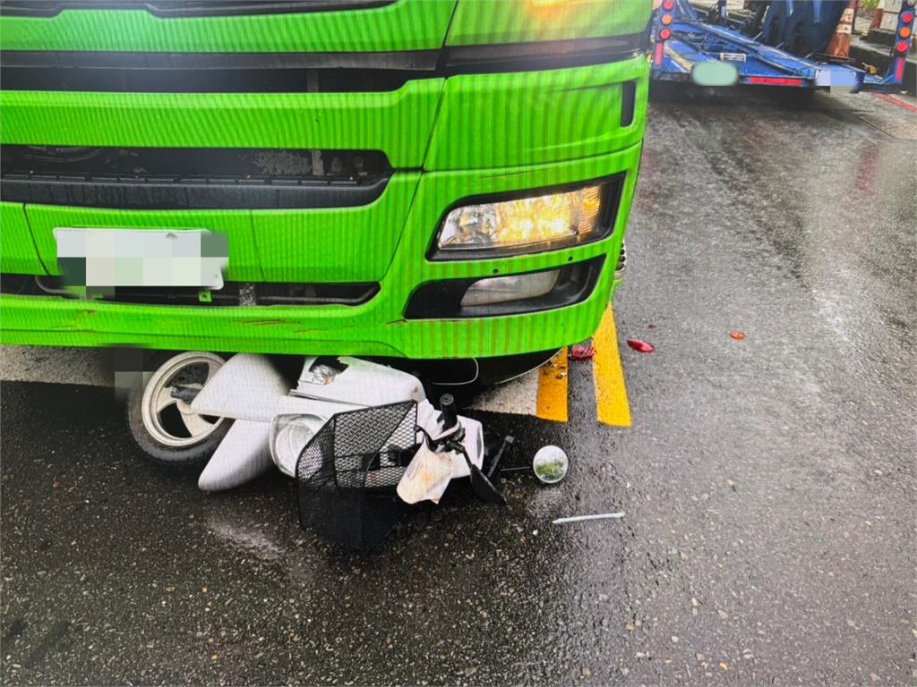 【有片】擠不進待轉區！他「改停這」慘遭曳引車撞倒　驚險畫面曝