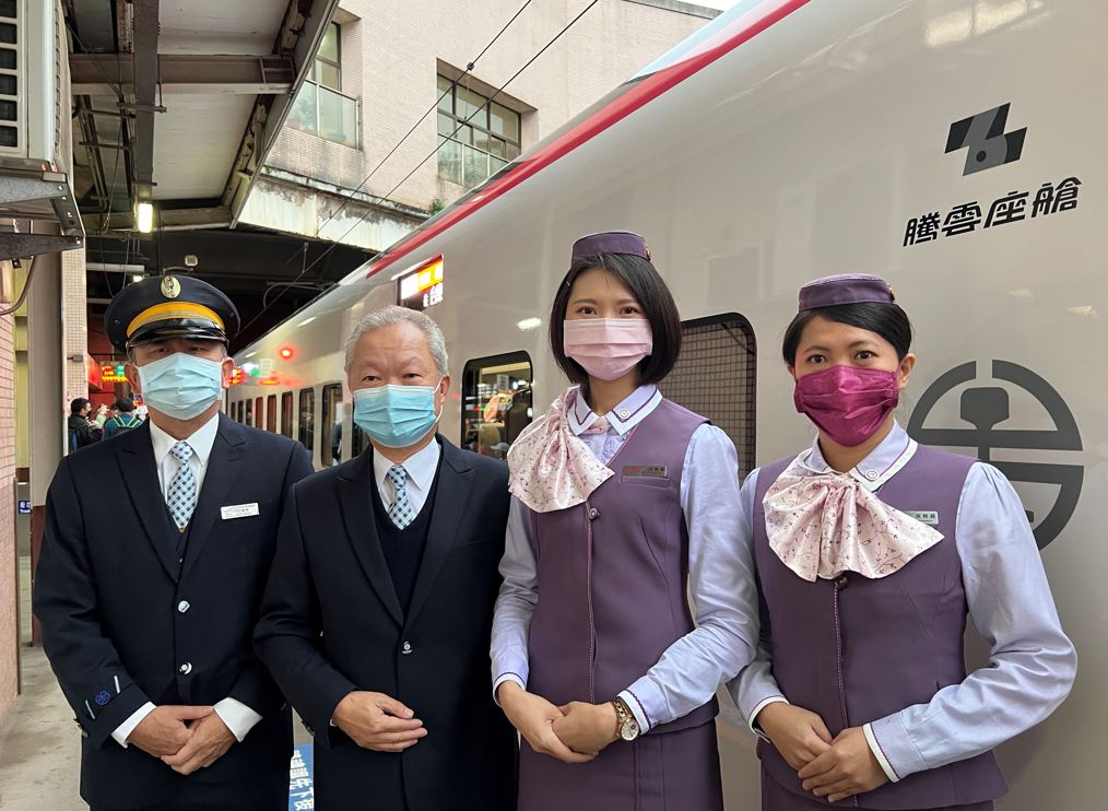 快新聞／台鐵EMU3000列車正式啟航！　旅客獲精美禮物開心合照