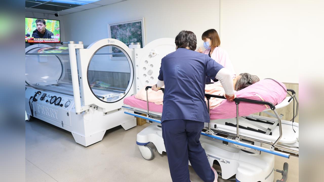 快新聞／3惡犬圍攻農婦！衣撕碎、全身200處傷　醫：5次高壓氧治療費全免