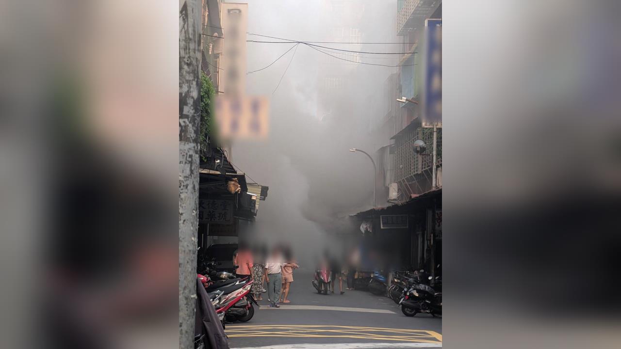 最新/新莊火警驚魂!4層樓建物起火 1樓冒煙