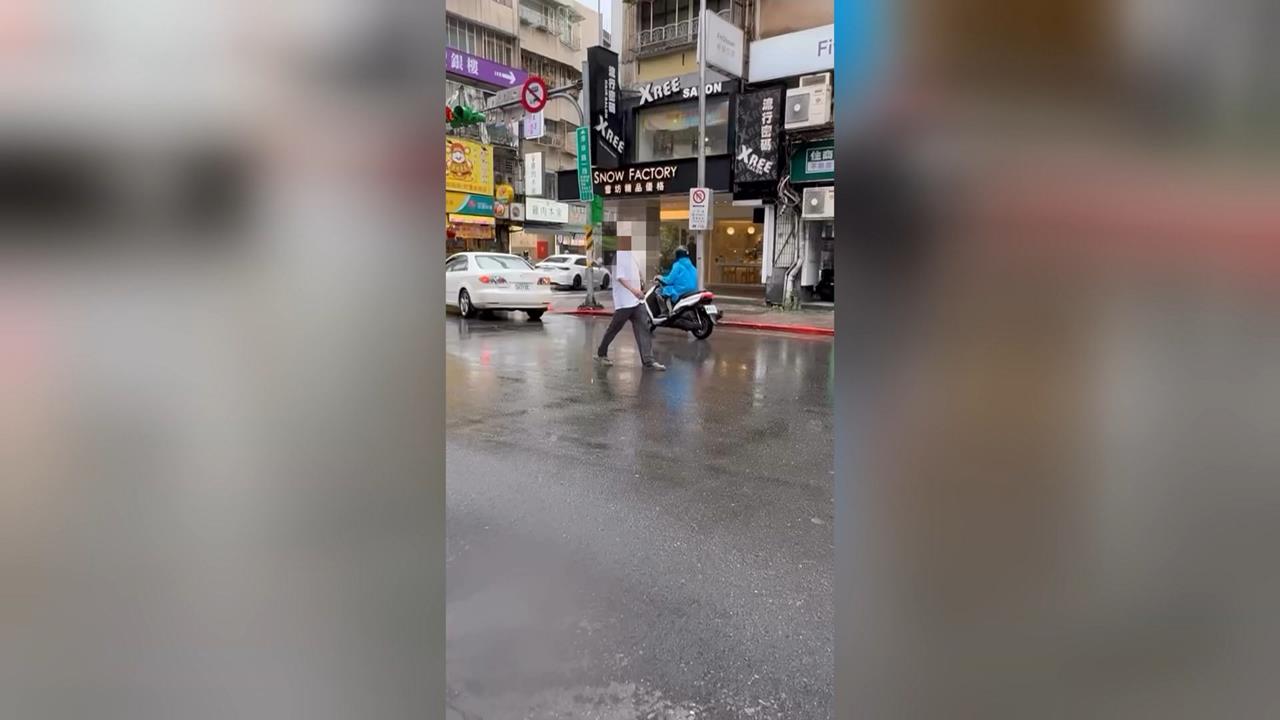 內湖怪男大馬路對車狂罵！　出手拍打待轉車輛用路人嚇壞