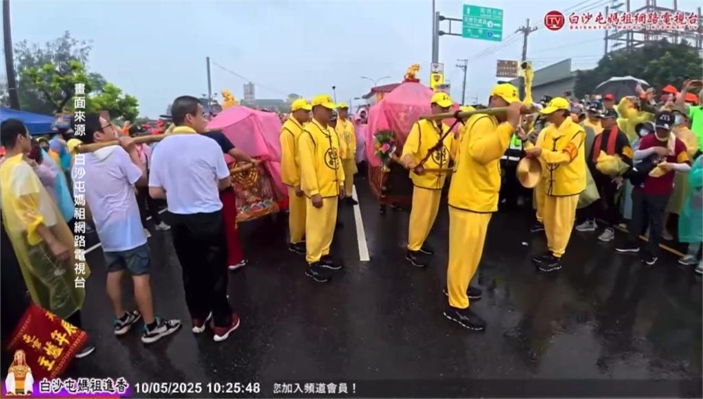 罕見同框！白沙屯媽祖回鑾　巧遇台中分靈媽祖