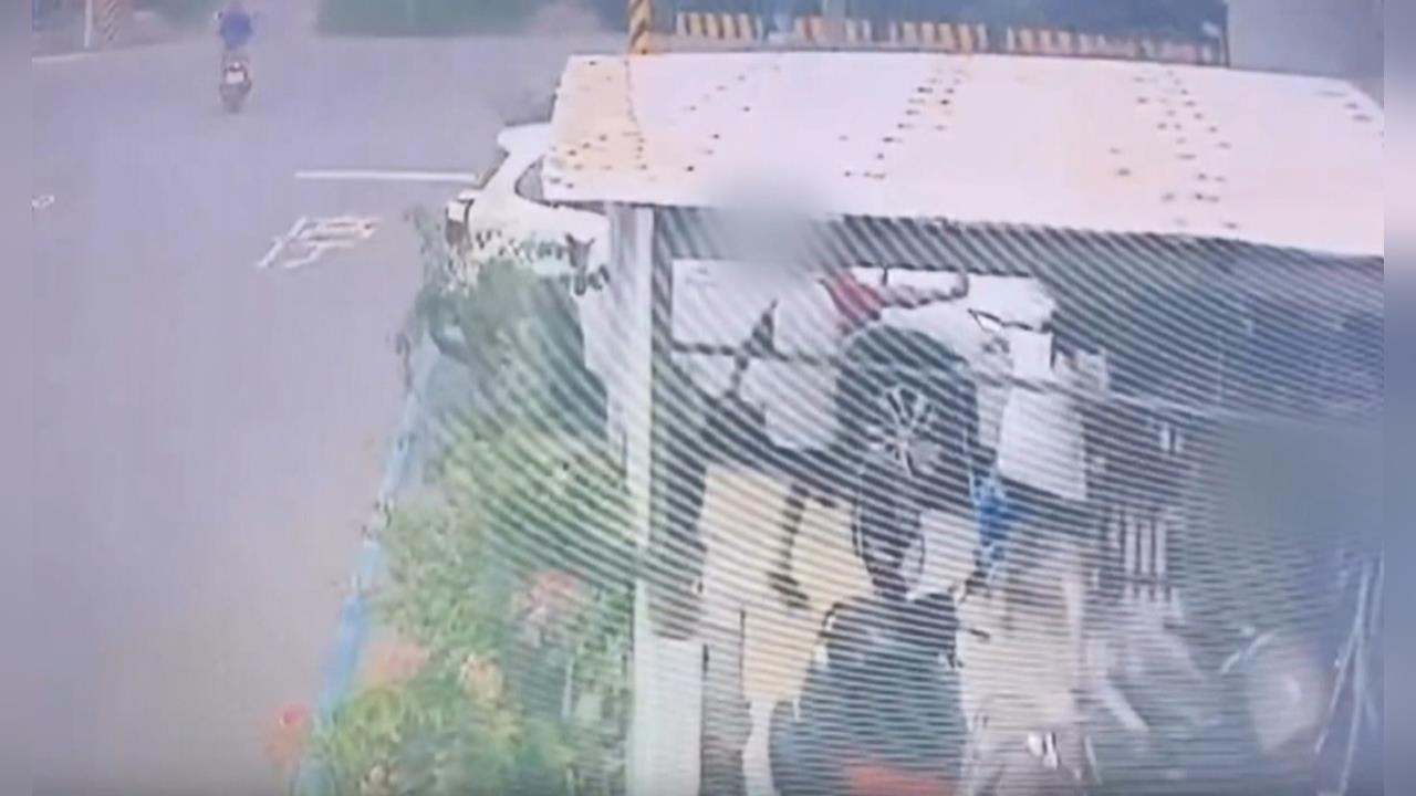 鄰居反目！阿嬤不滿被拍持鋤頭揮舞　男子朝祖孫噴辣椒水