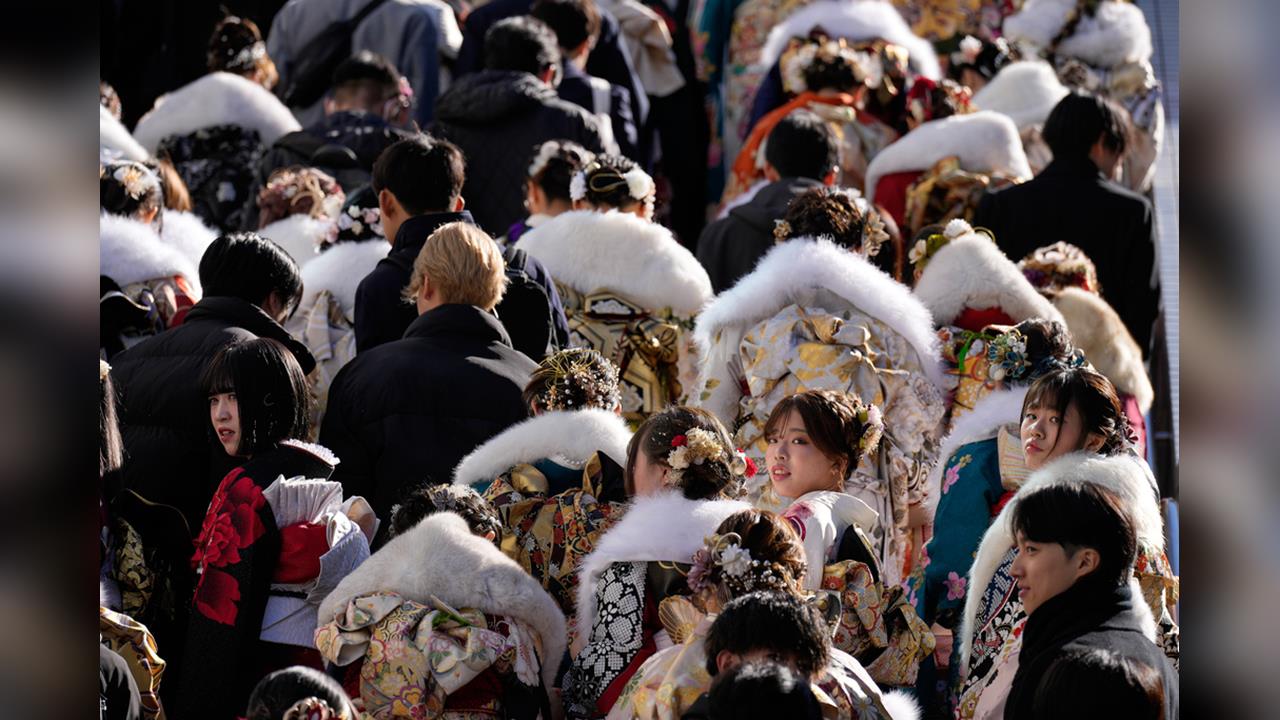 日本各地成年禮五花八門！　大阪青年男女登第一高樓「轉大人」