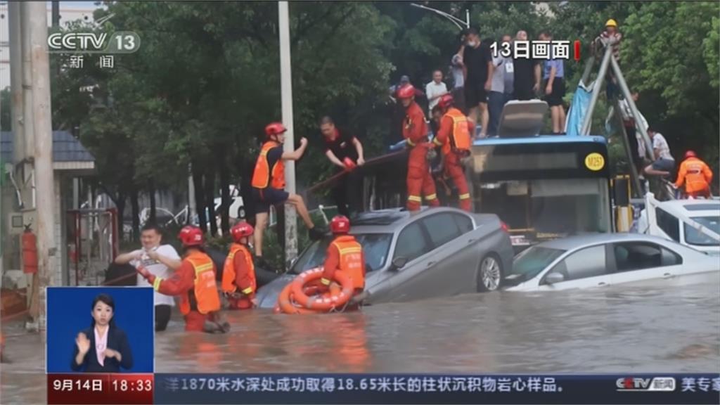深圳暴雨淹巴士 乘客爬車頂等待救援