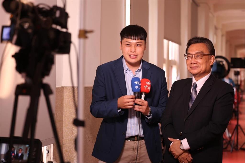 中天主播林宸佑涉案原因曝光　疑利誘軍人持五星旗拍投敵片