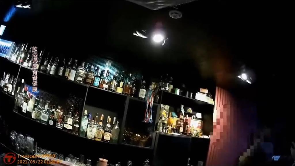 新竹酒吧閉門營業　3酒客、2員工沒載罩喝酒聊天　警蒐證裁罰