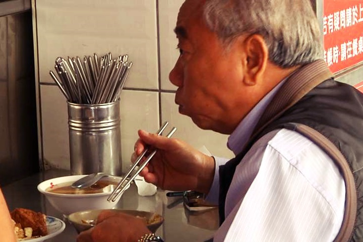 「噴水雞肉飯」又漏開發票  勒令停業14天