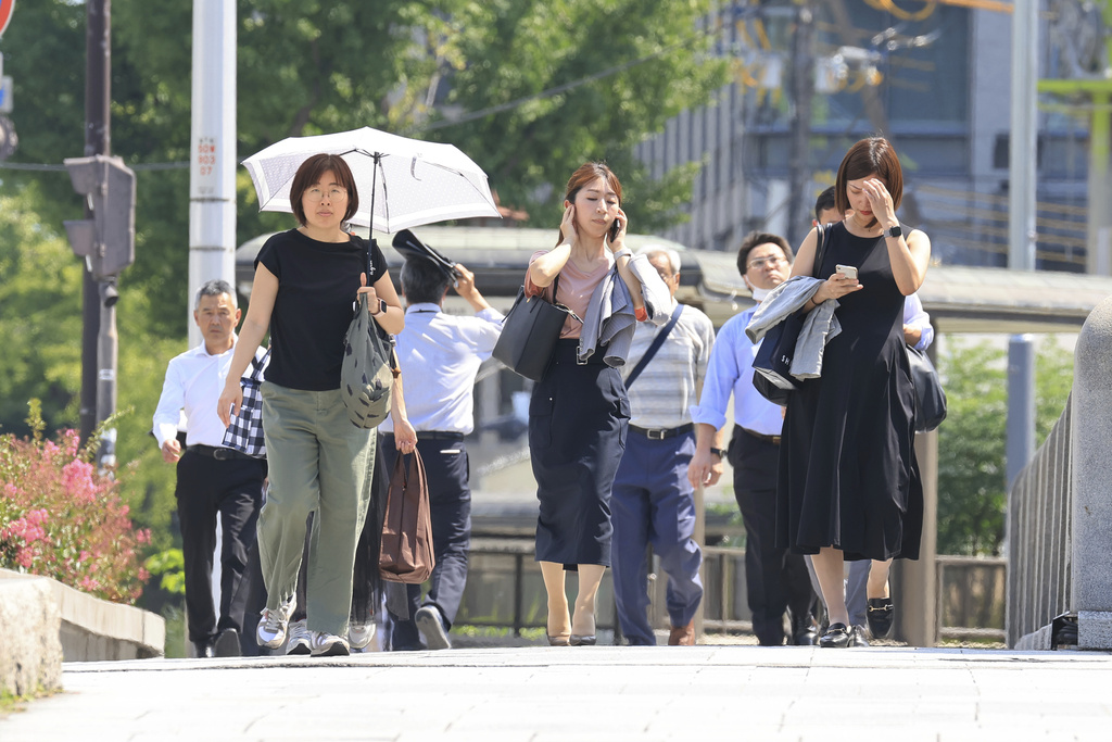 太陽毒辣辣！　小心長椅、扶手、沙灘恐燙傷人