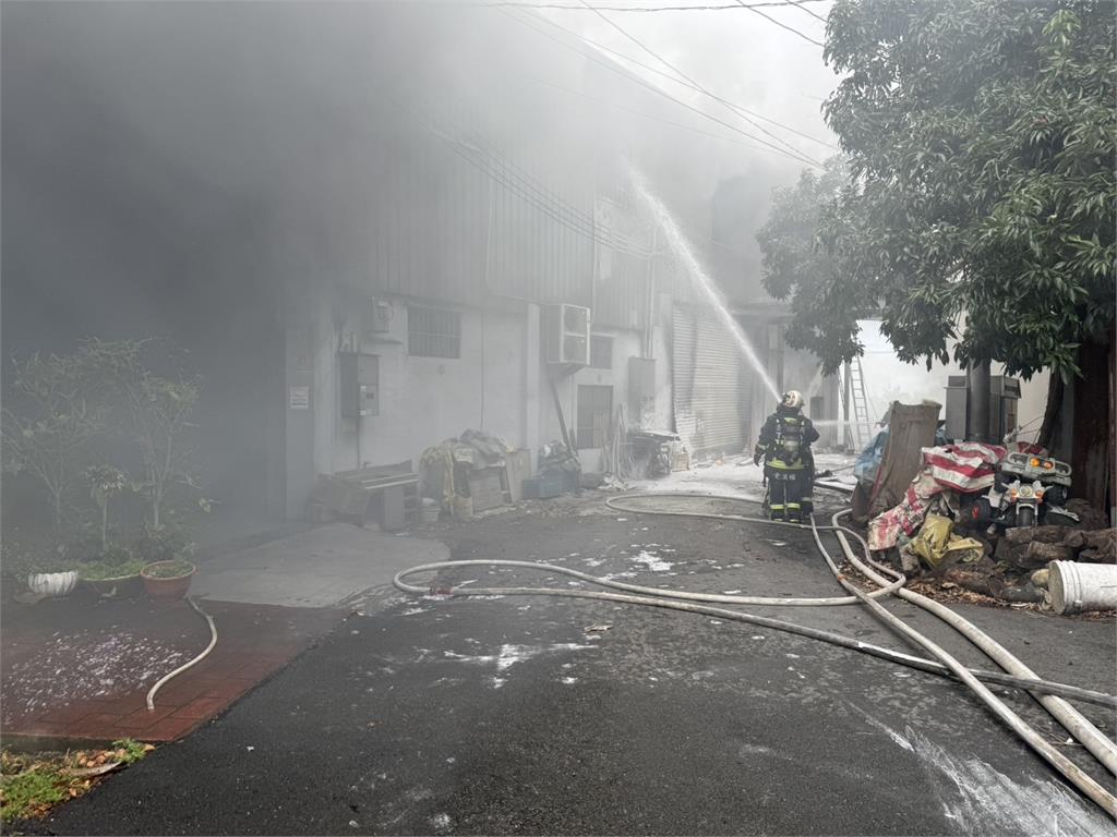 快新聞／火煙竄天！台中神岡工廠祝融　5人獲救、3人送醫治療