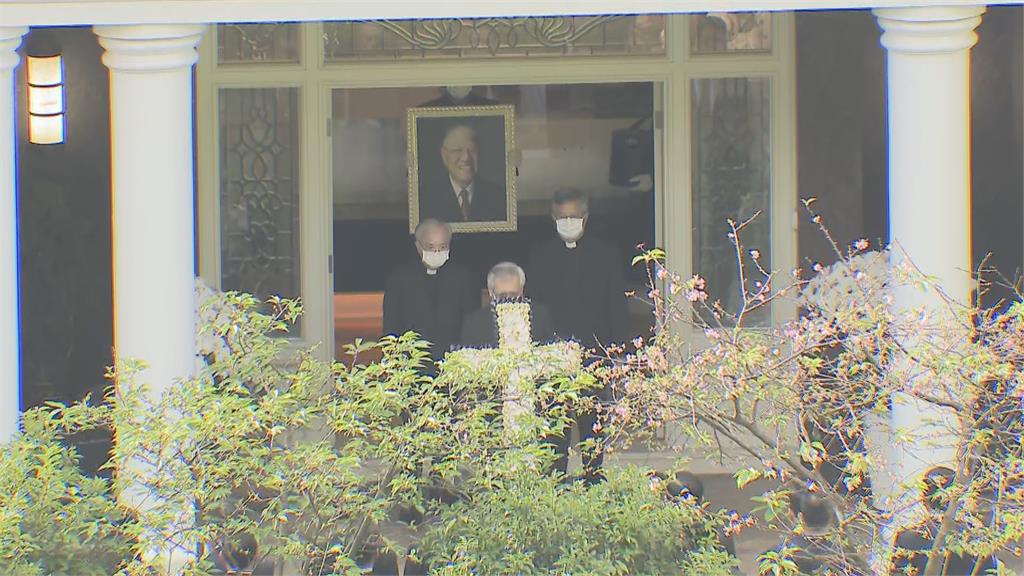 快新聞／故前總統李登輝奉安禮拜今舉行 家屬穿黑衣捧白色十字架、遺像和骨灰罈步出家門