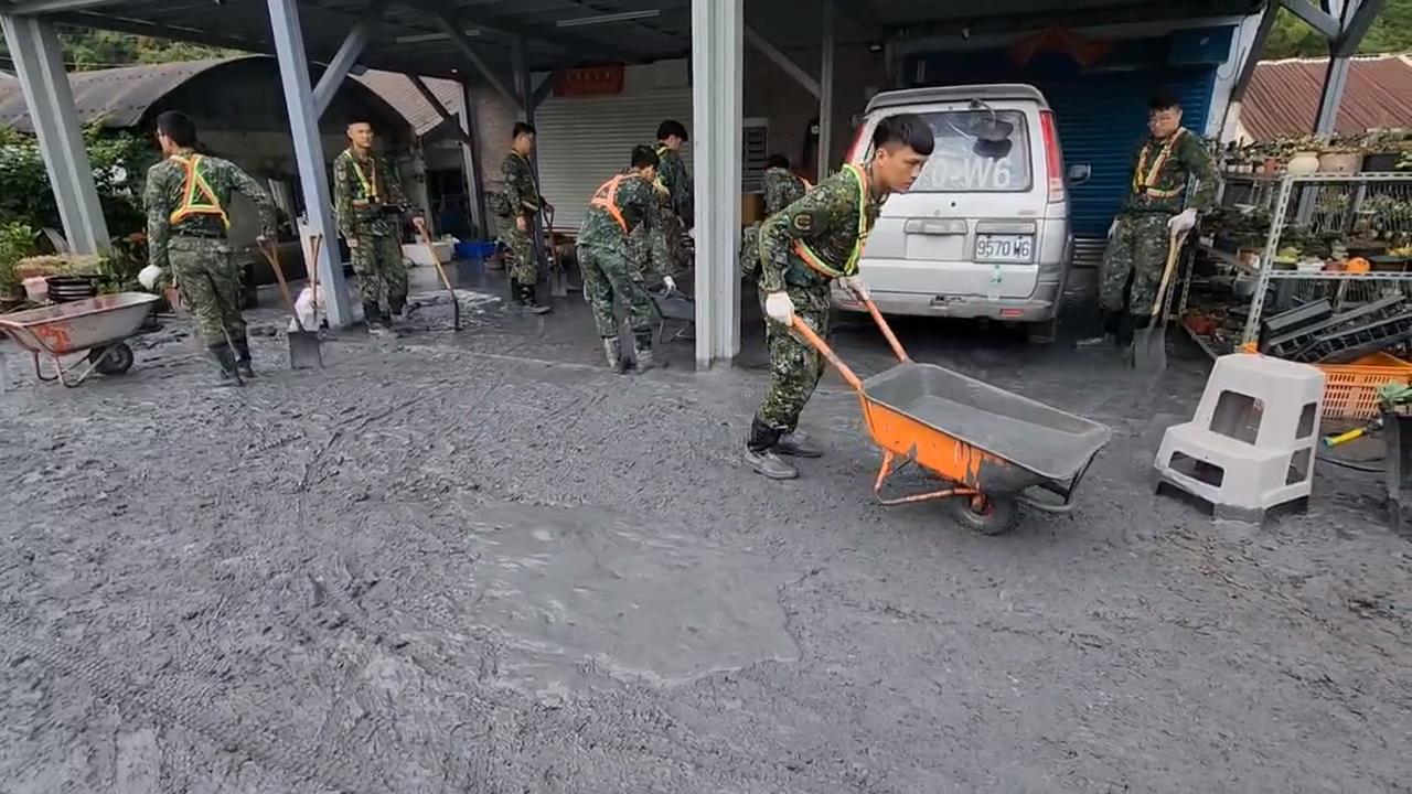 國軍進駐花蓮災區協助清理 災民返家取物滿滿無奈